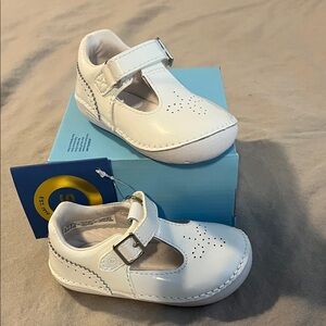 🆕 Stride Rite SM Lucianne white patent shoes, little kids size 5 M